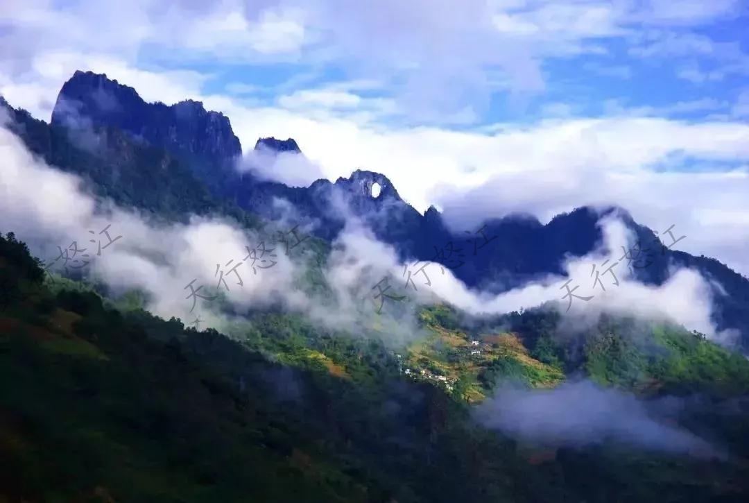 “怒江美麗公路”領(lǐng)略絕美風(fēng)景 “車在路上走，人在畫里行”